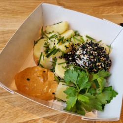 Oeuf mollet au sésame noir et blond, salade de pomme de terre aux fines herbes