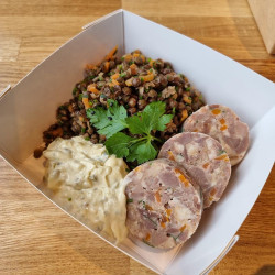 Médaillon de canard sauce tartare, salade de lentilles vertes.