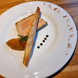 Marbré de foie gras aux coteaux du layon, chutney poire et piment d’Espelette.