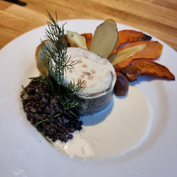 - Filet de bar en tournedos, farce fine aux dés de saumon fumé,